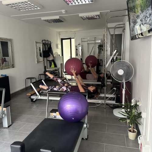 Consejos para mejorar tu postura mientras caminas y haces Pilates